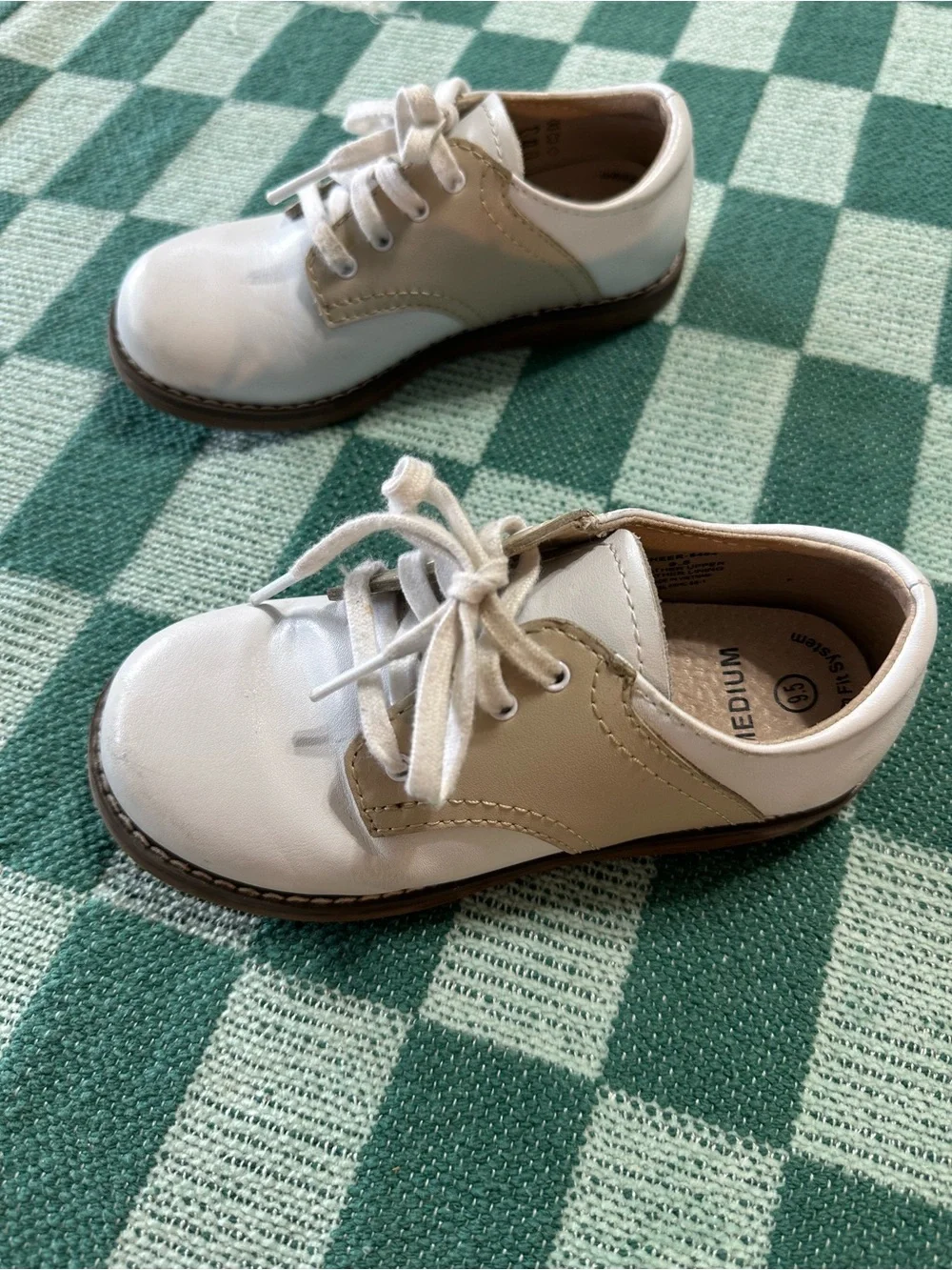 FootMates Cheer Saddle Oxford Shoes in White and Ecru Size 9.5